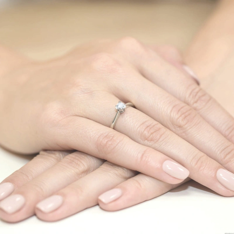 Pierścionek W0047 Diament 0,10ct Białe złoto 375