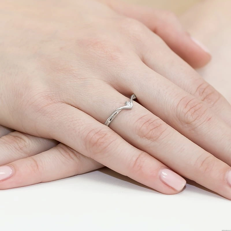 Pierścionek W0051 Diament 0,04ct Białe złoto 375