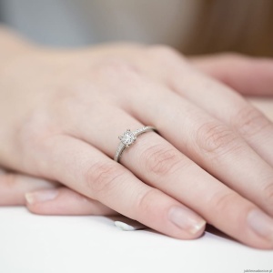 Pierścionek W0055 Diament 0,04ct Białe złoto 375