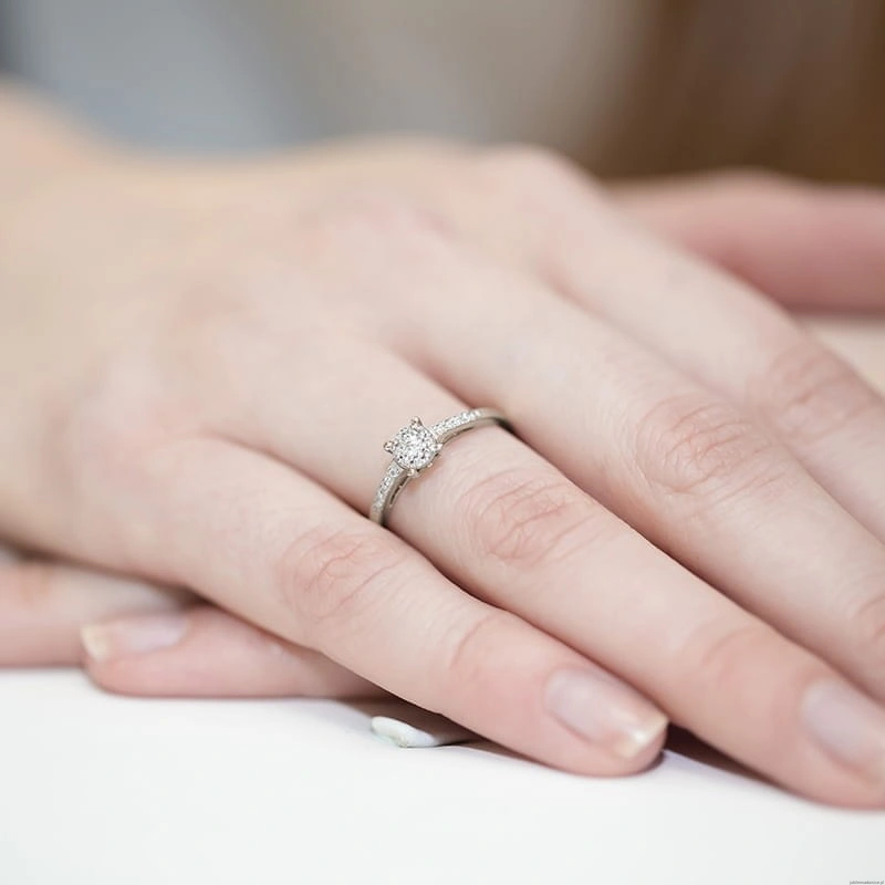 Pierścionek W0055 Diament 0,04ct Białe złoto 375