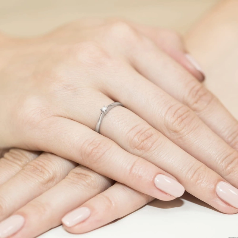 Pierścionek W0175 Diament 0,03ct Białe złoto 375