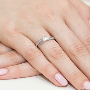 Pierścionek W0196 z diamentami Białe złoto 375
