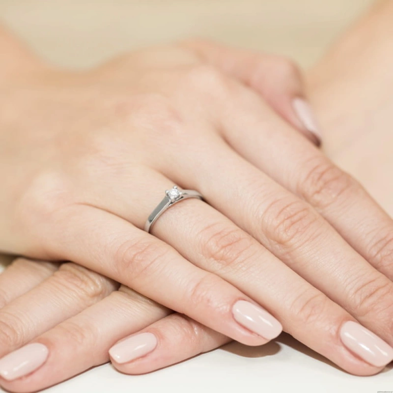 Pierścionek W0221 Diament 0,08ct Białe złoto 375