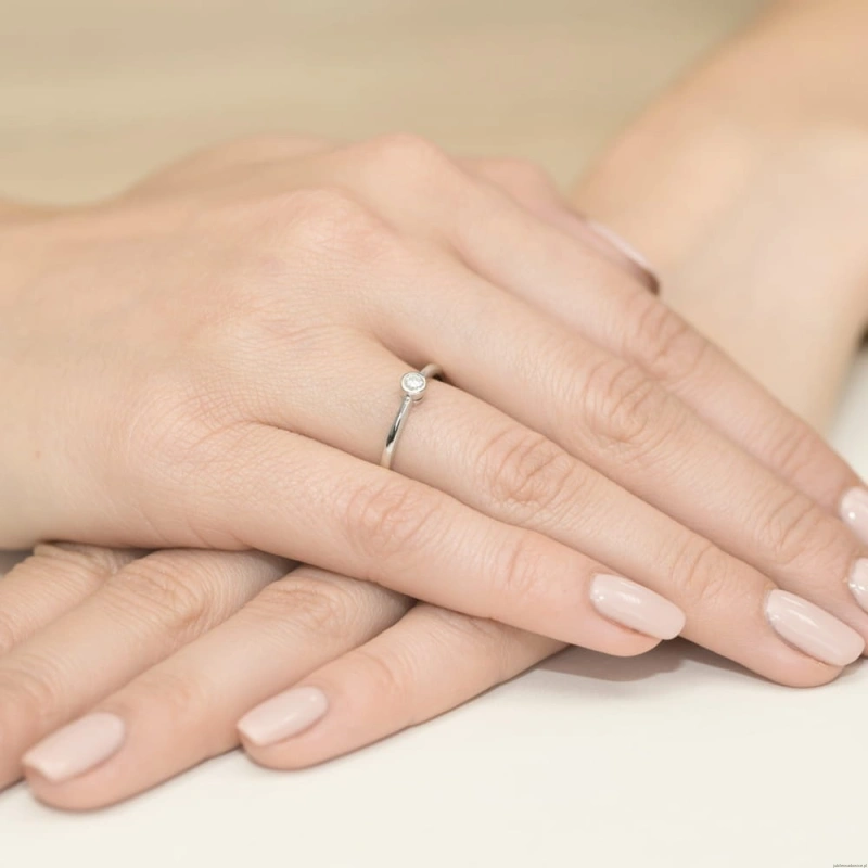 Pierścionek W0224 Diament 0,08ct Białe złoto 375