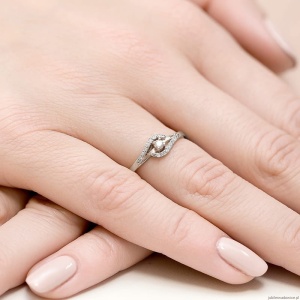 Pierścionek W0237 Diament 0,04ct Białe złoto 375