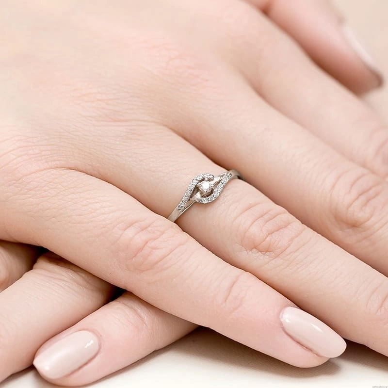 Pierścionek W0237 Diament 0,04ct Białe złoto 375