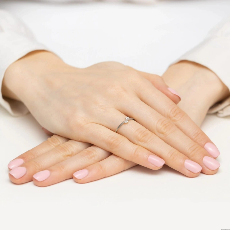 Pierścionek W0505 z diamentami białe złoto 375