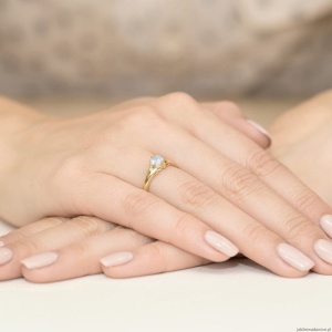 Pierścionek W0076 Biały Szafir 0,60ct żółte złoto 375