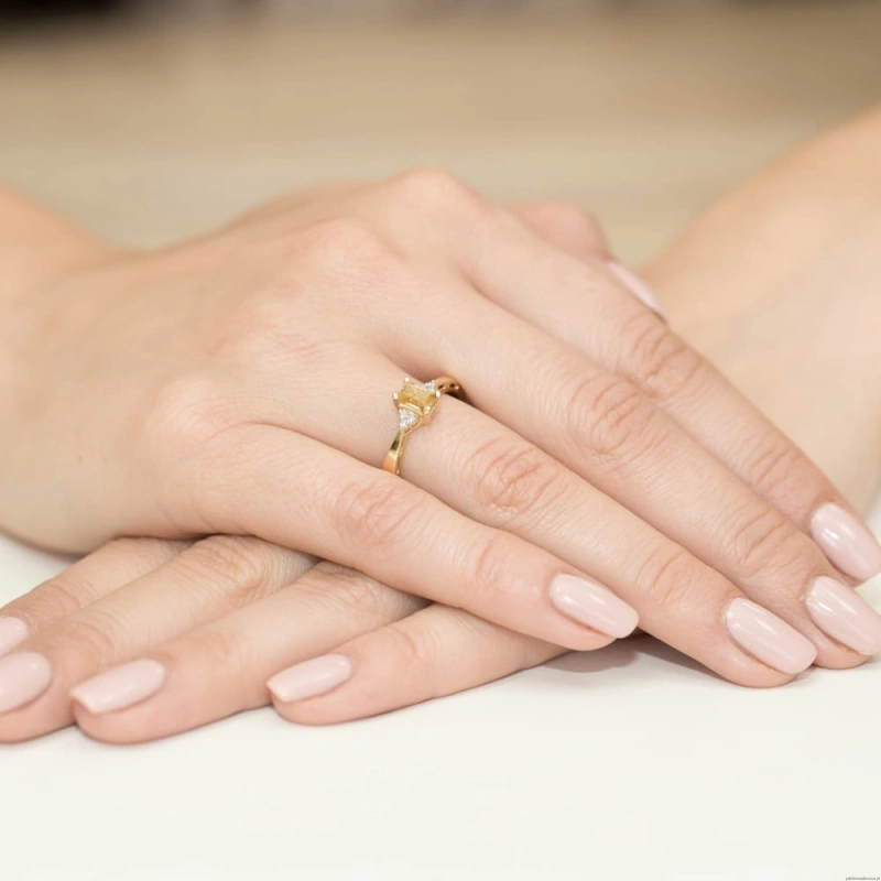 Pierścionek W0002 Cytryn 0,60ct żółte złoto 375
