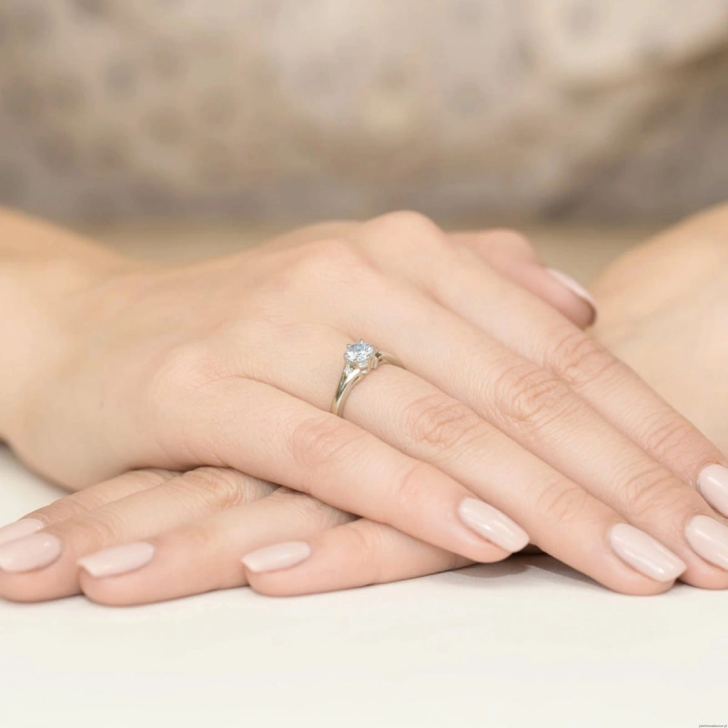 Pierścionek W0076 Biały Szafir 0,60ct białe złoto 375