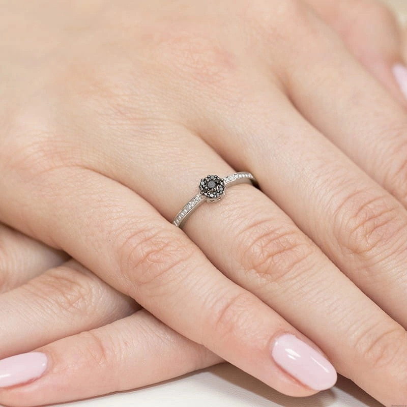 Pierścionek W0091 Czarny Diament 0,04ct białe złoto 375