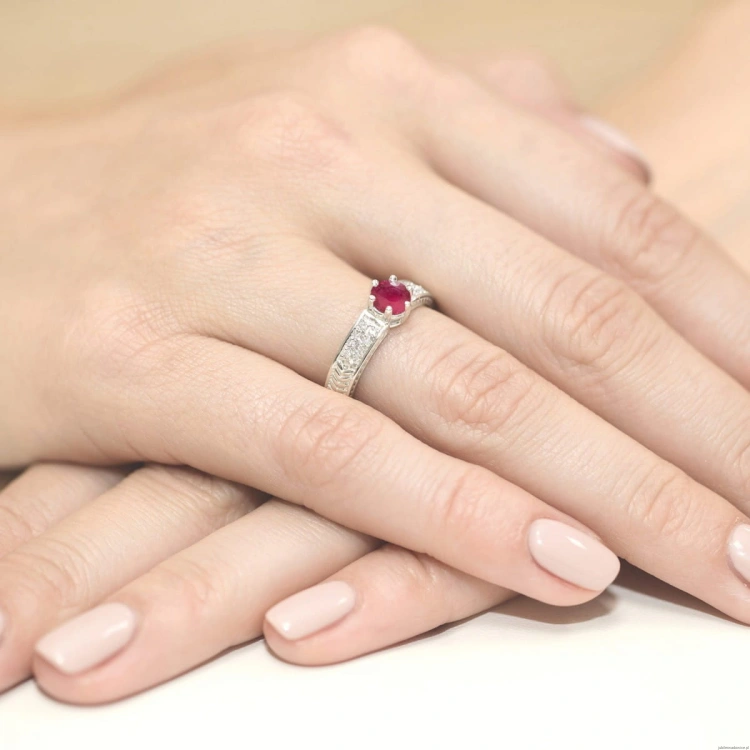 Pierścionek W0075 Rubin 0,60ct białe złoto 375