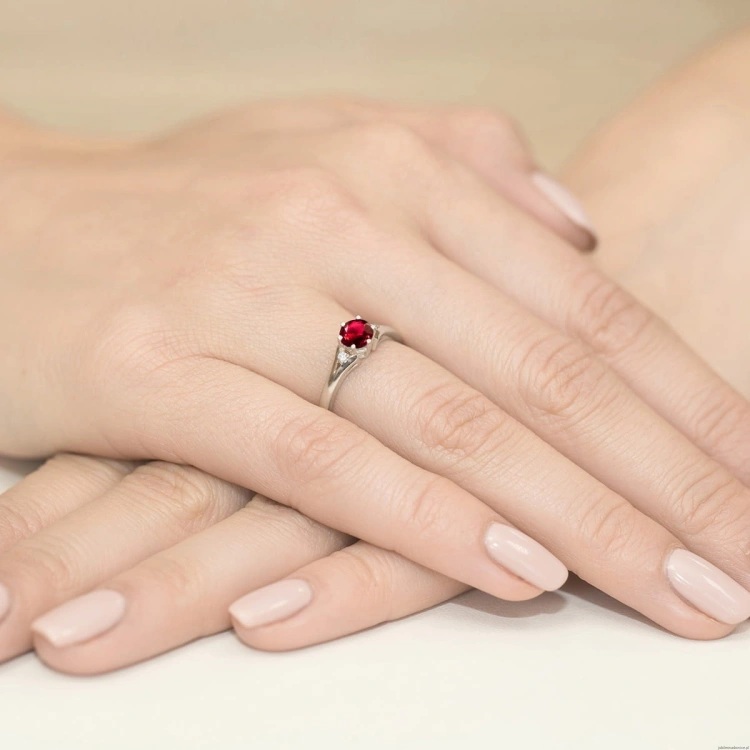 Pierścionek W0076 Rubin 0,60ct białe złoto 375