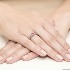 Pierścionek W0014 Rubin 0,60ct białe złoto 375