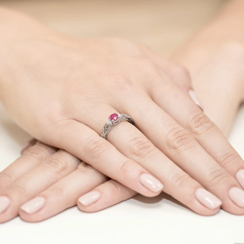 Pierścionek W0014 Rubin 0,60ct białe złoto 375