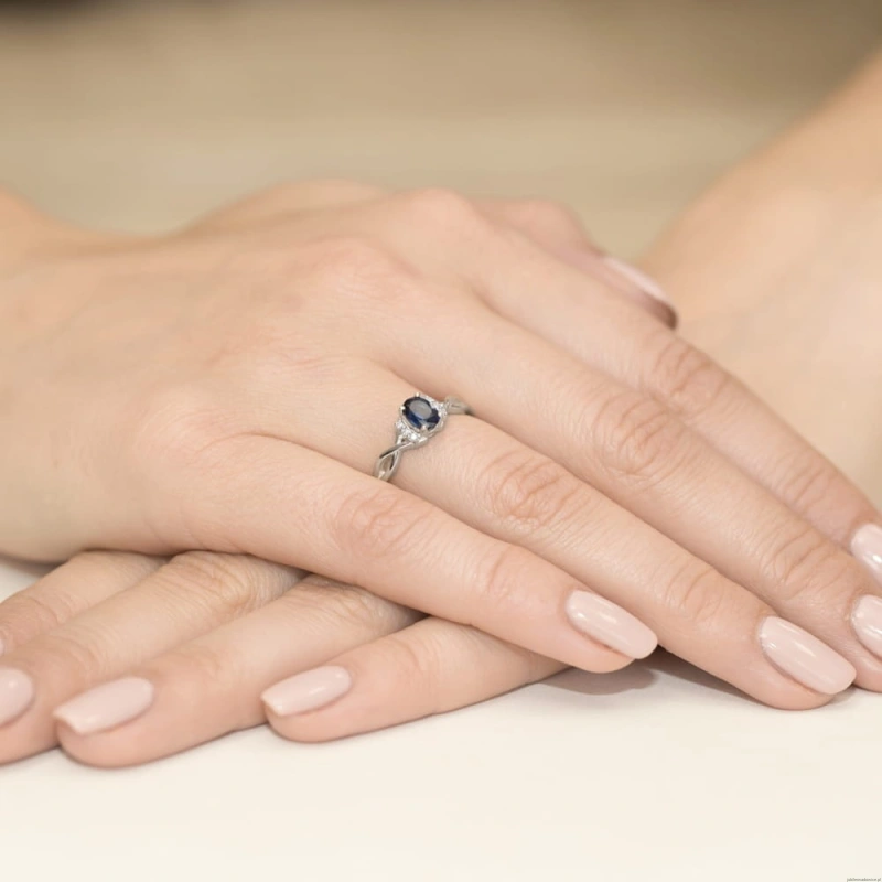 Pierścionek W0019 Szafir 0,70ct białe złoto 375