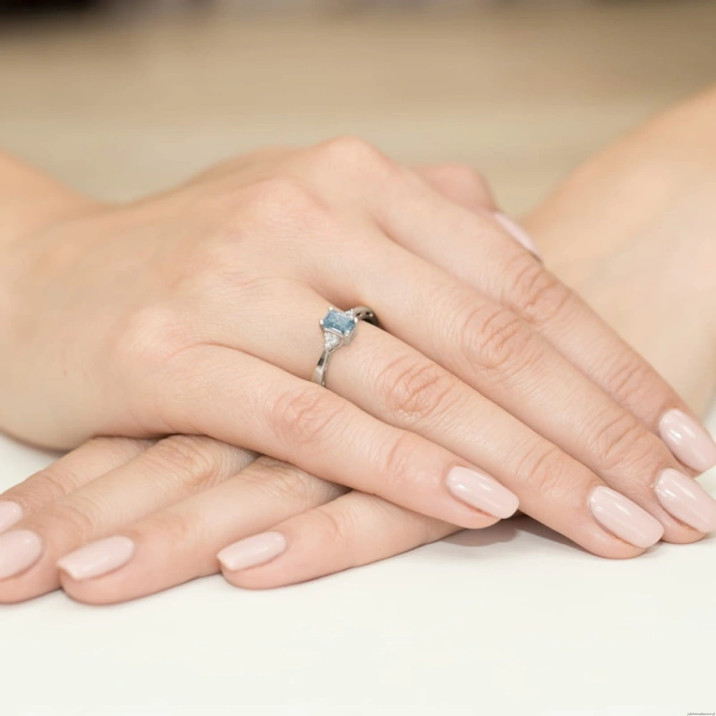 Pierścionek W0002 Topaz Swiss 0,65ct białe złoto 375