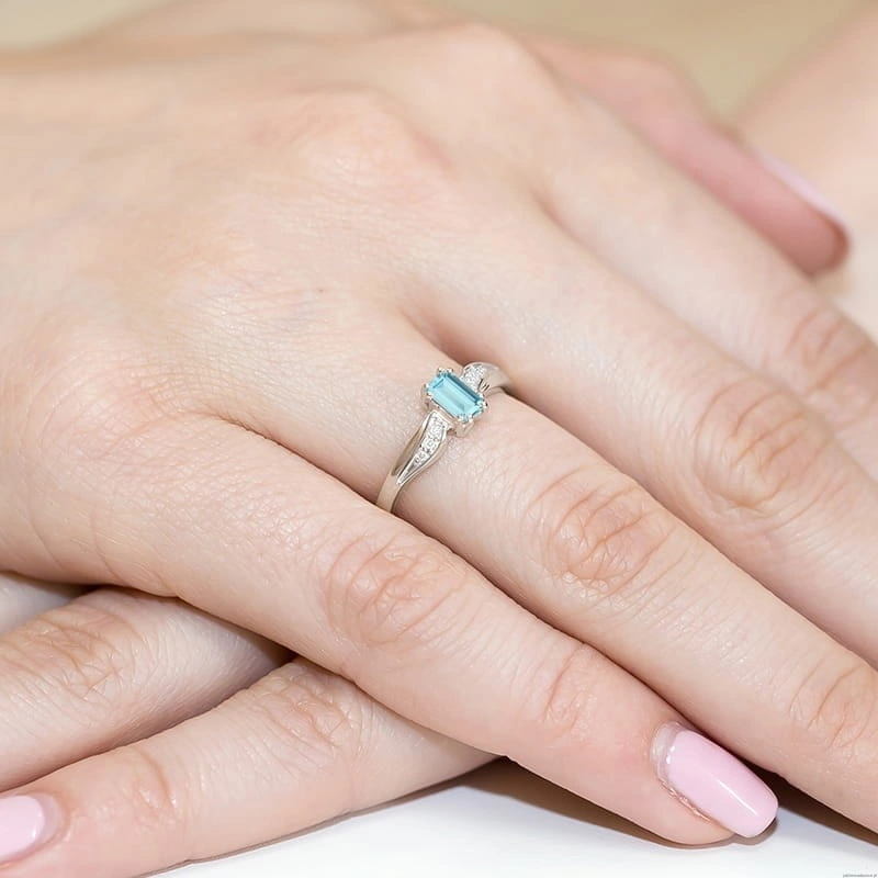 Pierścionek W0094 Topaz Swiss 0,65ct białe złoto 375