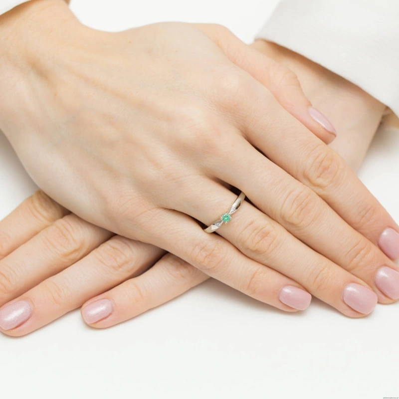 Pierścionek W0469 Szmaragd 0,15ct białe złoto 375
