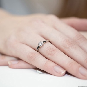 Pierścionek W0055 Diament 0,04ct białe złoto 375