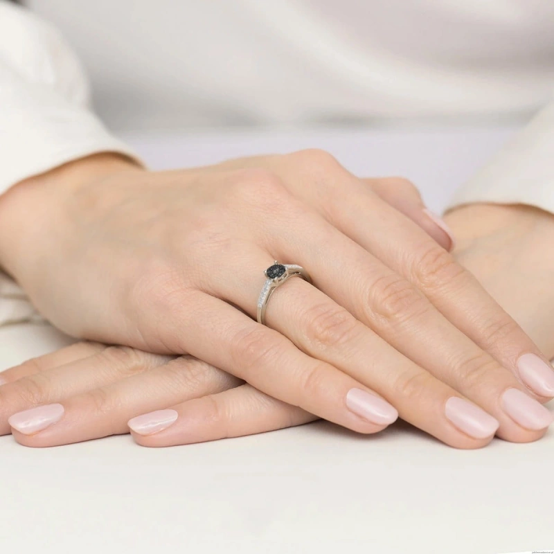 Pierścionek W0055 Czarny Diament 0,04ct białe złoto 375
