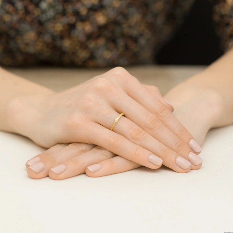 Pierścionek W0606 z diamentami żółte złoto 375