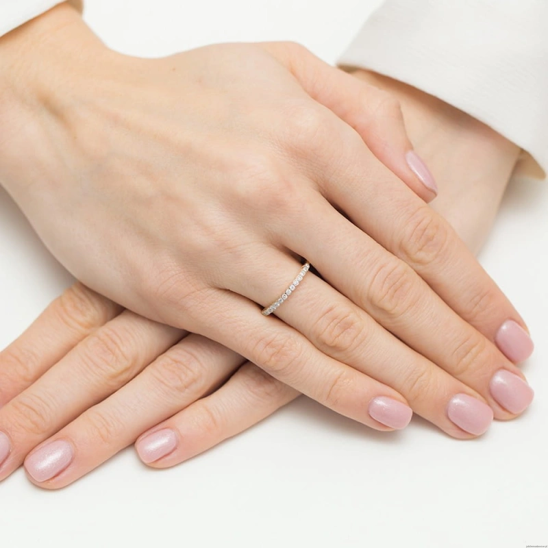 Pierścionek W0635 z diamentami żółte złoto 375