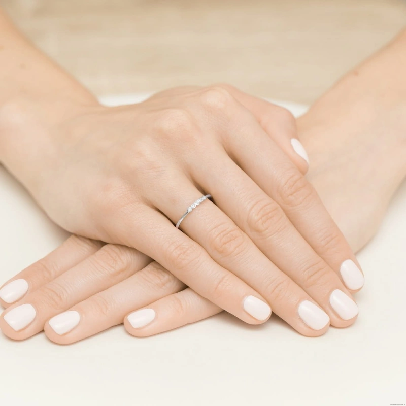 Pierścionek W0638 z diamentami białe złoto 375