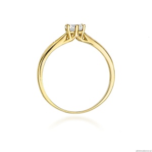 Pierścionek W0074 Biały Szafir 0,60ct żółte złoto 375