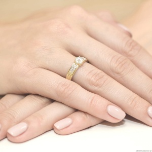Pierścionek W0075 Biały Szafir 0,60ct żółte złoto 375