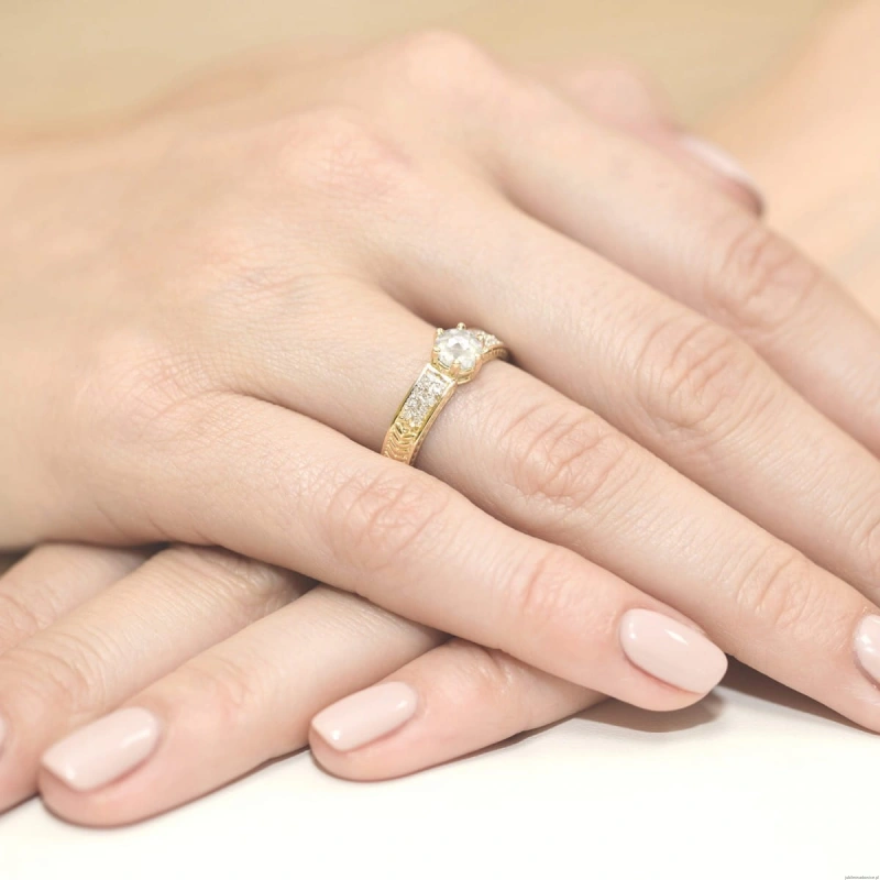 Pierścionek W0075 Biały Szafir 0,60ct żółte złoto 375