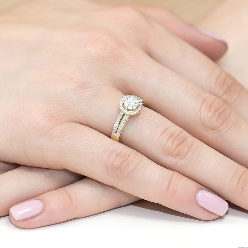 Pierścionek W0087 Biały Szafir 0,60ct żółte złoto 375