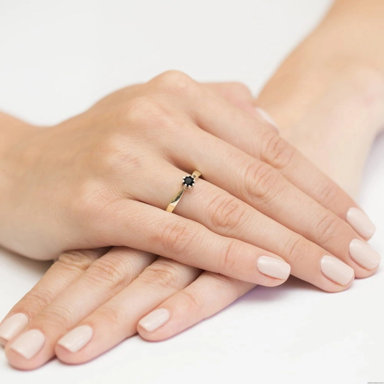 Pierścionek W0228 Czarny Diament 0,30ct żółte złoto 375