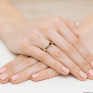 Pierścionek W0222 Czarny Diament 0,12ct żółte złoto 375