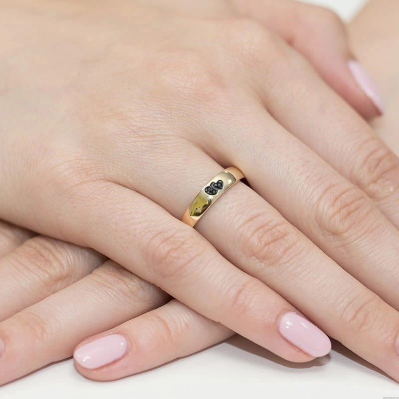 Pierścionek W0189 z czarnymi Diamentami żółte złoto 375
