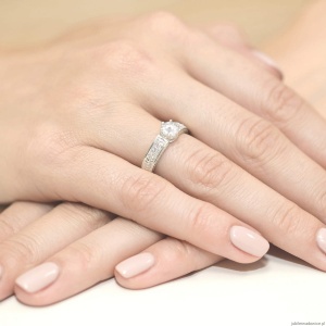 Pierścionek W0075 Biały Szafir 0,60ct białe złoto 375