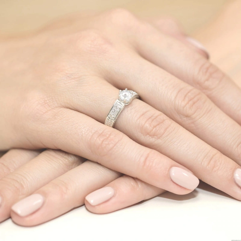 Pierścionek W0075 Biały Szafir 0,60ct białe złoto 375