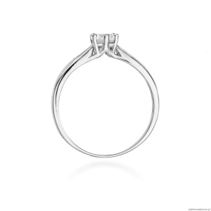 Pierścionek W0074 Biały Szafir 0,60ct białe złoto 375