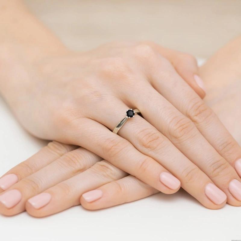 Pierścionek W0222 Czarny Diament 0,12ct białe złoto 375