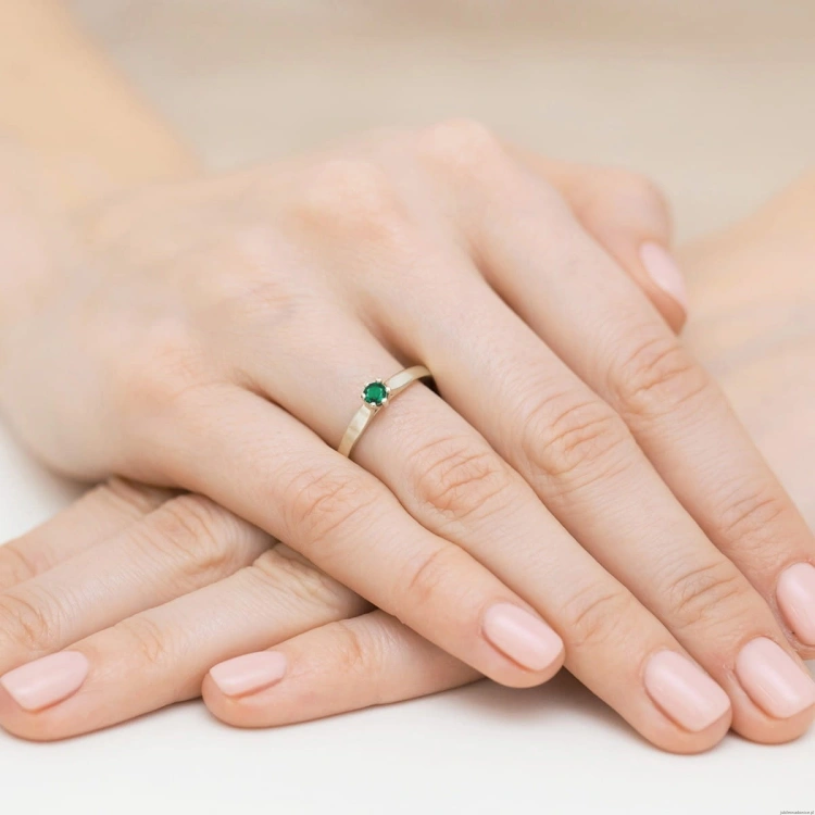 Pierścionek W0222 Szmaragd 0,15ct białe złoto 375