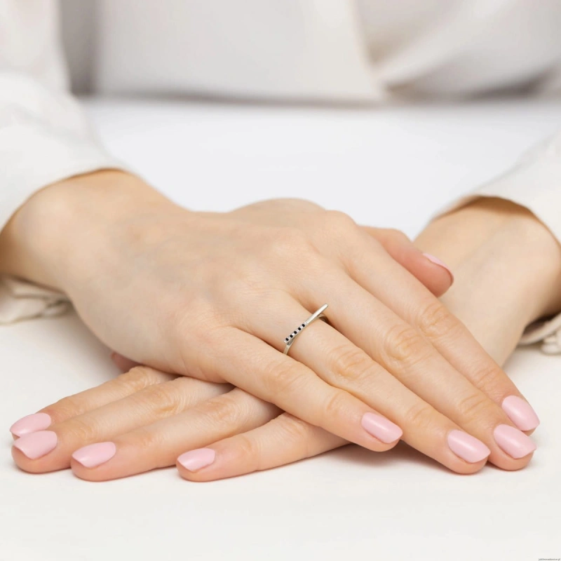 Pierścionek W0537 z czarnymi Diamentami białe złoto 375