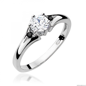 Pierścionek W0076 Biały Szafir 0,60ct białe złoto 375 z czarnymi diamentami