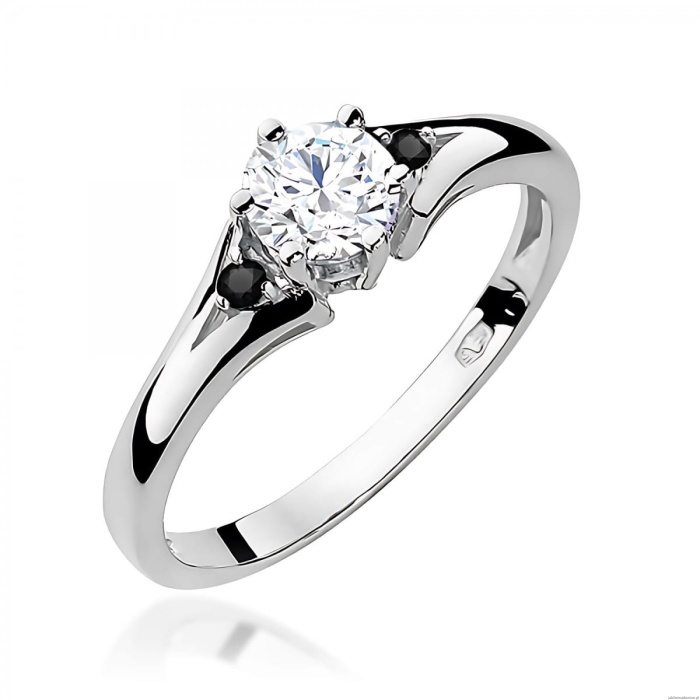 Pierścionek W0076 Biały Szafir 0,60ct białe złoto 375 z czarnymi diamentami