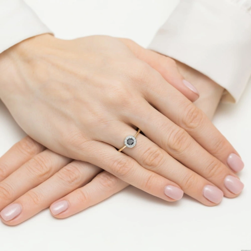 Pierścionek W0616 Czarny Diament 0,30ct żółte złoto 375
