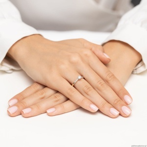 Pierścionek W0668 z diamentami żółte złoto 375