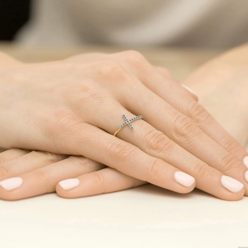 Pierścionek W0636 z czarnymi diamentami żółte złoto 375