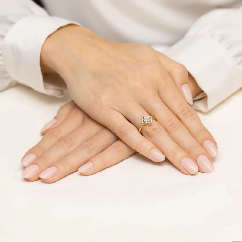 Pierścionek W0696 z diamentami żółte złoto 375