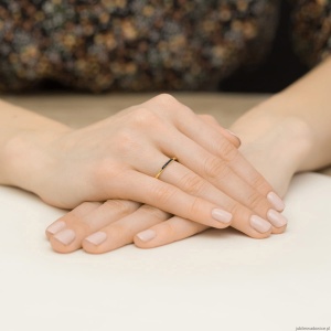 Pierścionek W0607 z czarnymi diamentami żółte złoto 375