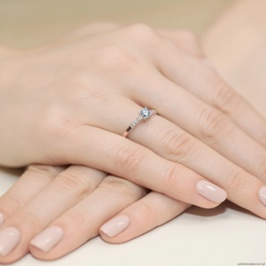 Pierścionek W0399 Diament Laboratoryjny niebieski 0.15ct różowe złoto