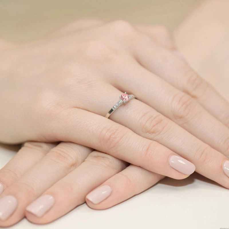 Pierścionek W0399 Diament Laboratoryjny różowy 0.15ct białe złoto 375